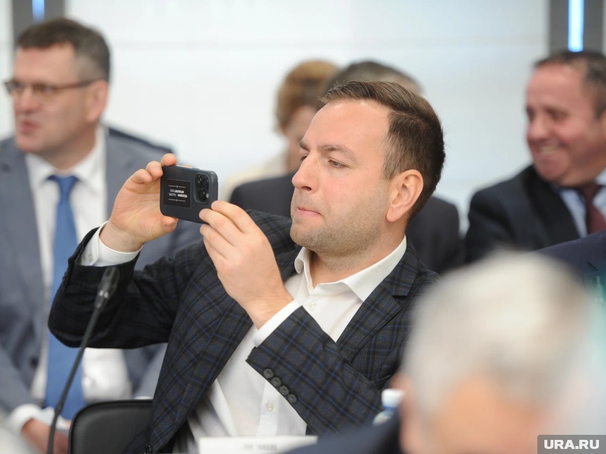    Денис Лезин покинул гордуму «по-английски»