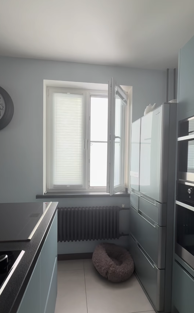    Детали кухонного интерьера: красивая посуда и вазы со свежими цветами.