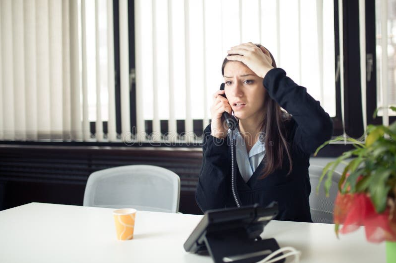 В кабинет ко мне часто приходят люди 25–35 лет с похожими фразами:
«Кажется, у меня всё нормально — работа, доход, планы. Но внутри как будто что‑то сломалось».
«Я или на максимальной скорости, или просто лежу и смотрю в стену».
«Тревога не отпускает, а сил радоваться почти нет».

Формально у таких клиентов нет «драмы» в классическом понимании: они работают, сдают проекты, общаются, у многих есть отношения. Но внутри — смесь постоянного напряжения, усталости и ощущение, что жизнь идёт «мимо меня». Это как раз типичная связка тревоги и депрессивных симптомов у молодых работающих взрослых, о которой всё чаще говорят и исследователи, и практикующие специалисты.