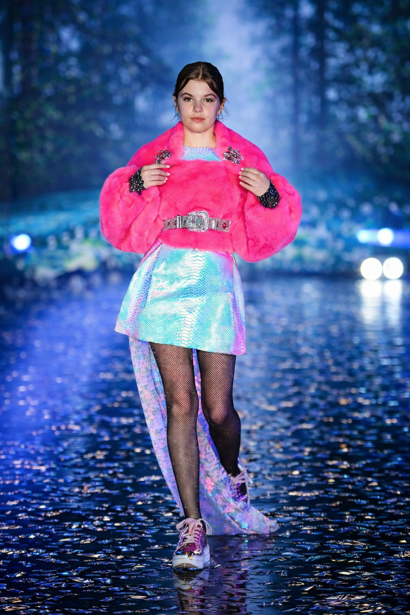 Коллекция Жанны Смолянской «Цветные сны» на Московской ярмарке моды — это не просто показ, а эмоциональное пространство, в котором мода становится переживанием.