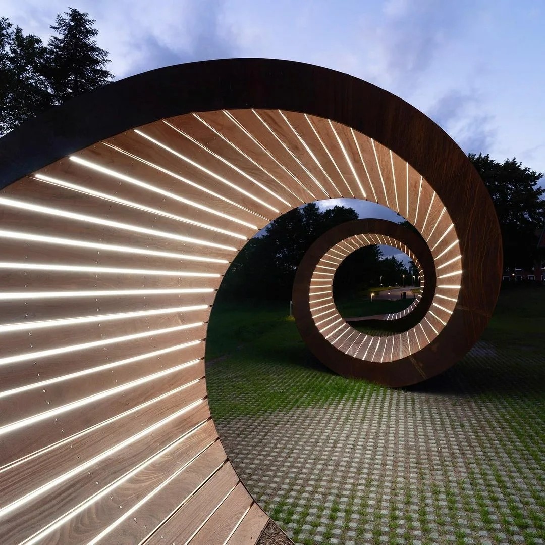 Объхеты из металла и дерева - стильные решения с применением подсветки