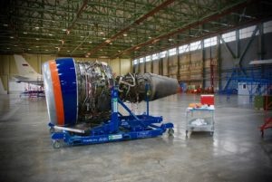    Снимают двигатель вместе с частью гондолы