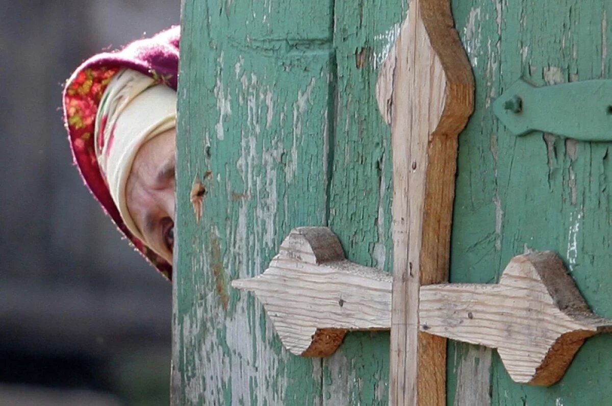    Женщина попала в неофициальную религиозную организацию, лидер которой находится под следствием, и членов которой регулярно арестовывают.