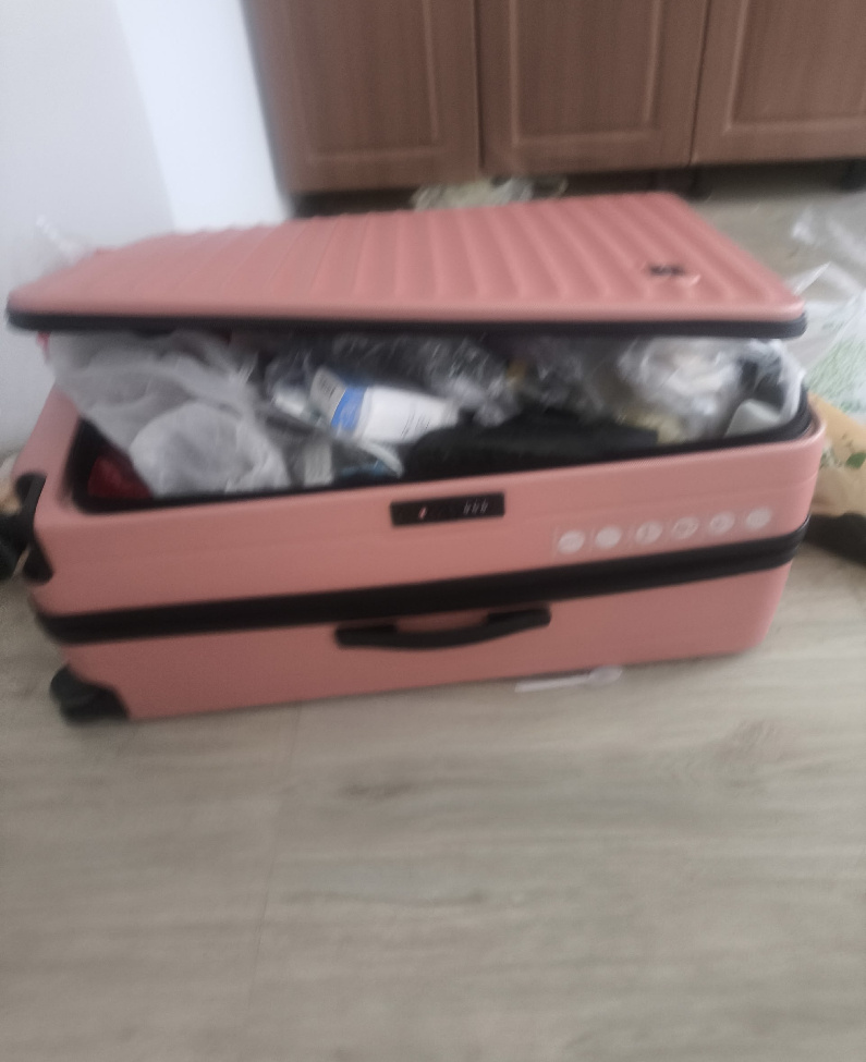  Сейчас герой вынужден каждый раз разбирать и собирать чемоданы. Фото: личный архив героя