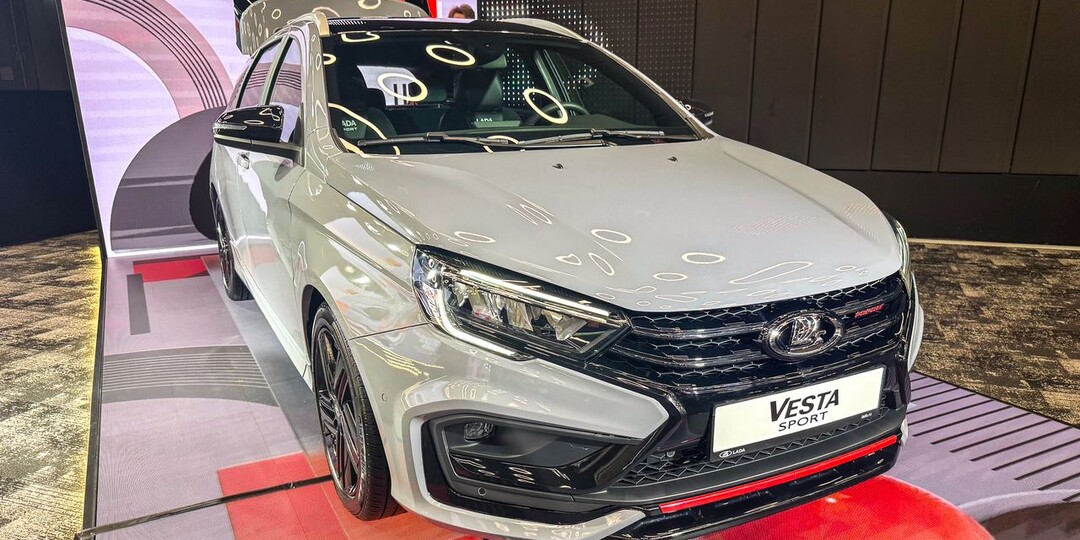 В России начались продажи самой мощной LADA Vesta с ИИ-ассистентом на борту. АвтоВАЗ назвал цену