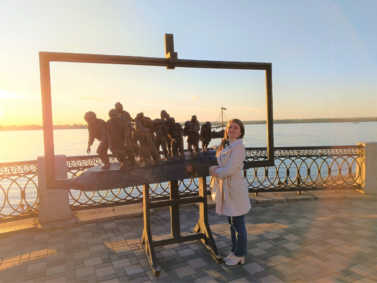 Скульптурная композиция "Бурлаки на Волге" на набережной в Самаре. Бронзовая копия знаменитой картины Ильи Репина