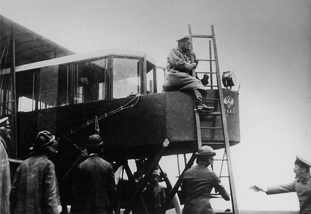 Осмотр Николаем II аэроплана Игоря Сикорского «Русский витязь» в Красном Селе.
Неизвестный автор, 25 июля 1913 года, Санкт-Петербургская губ., Красное Село, Государственный архив кинофотодокументов, г. Красногорск.