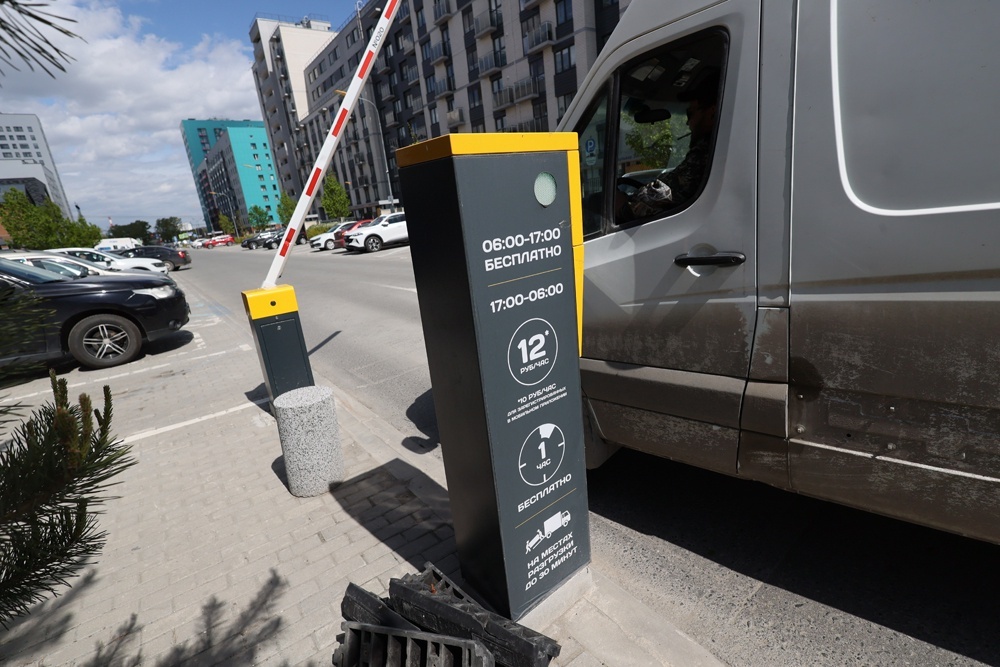    Информация об установке шлагбаума может оказаться ловушкой аферистов. / Татьяна Андреева/РГ