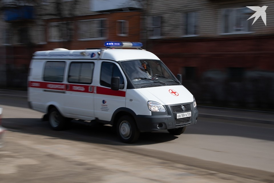    Женщина переходила дорогу на зеленый сигнал светофора. Ее увезли в больницу. Дмитрий АХМАДУЛЛИН