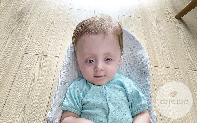 «Радимир смотрит на деток, хочет играть вместе — но не получается. Он сильно расстраивается, вжимается в папу и может долго так сидеть»