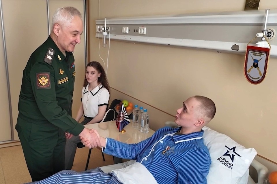    Андрей Белоусов лично вручил рядовому Ярышеву медаль «Золотая Звезда» Минобороны РФ