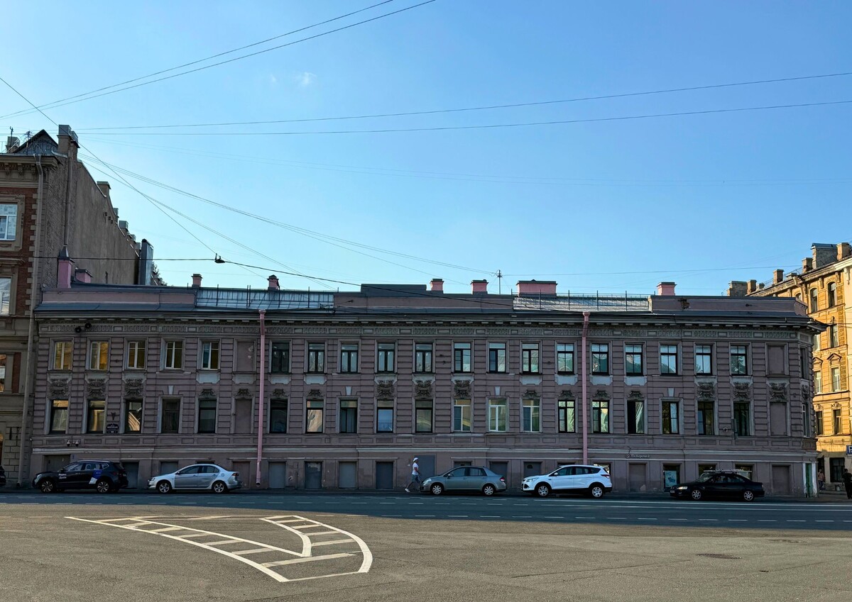 В этом доме была первая квартира Кустодиева в Петербурге