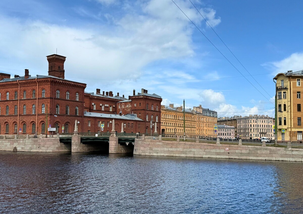 Река Фонтанка. Невысокий розовый дом на заднем плане – это как раз Кустодиевский