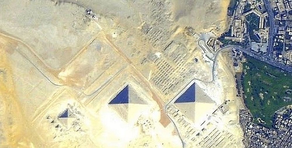    Изображение пирамид Гизы оказалось очень похоже на фото с воздуха вершин в Антарктике. / Фото: dailymail.co.uk