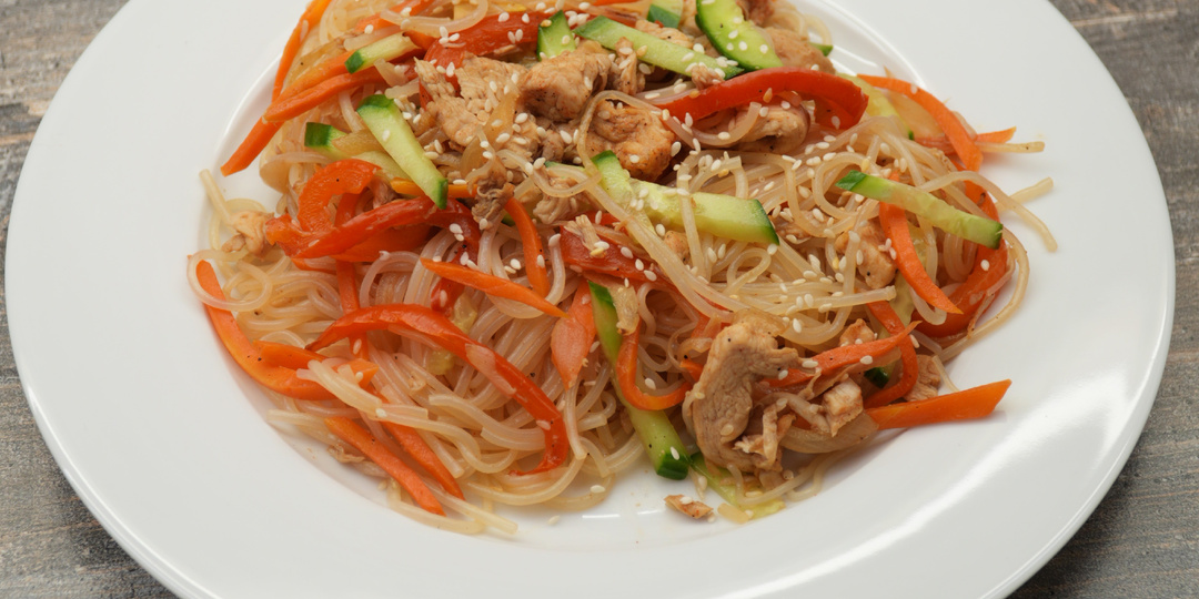 Быстрый ужин из курицы и фунчозы без лишней возни