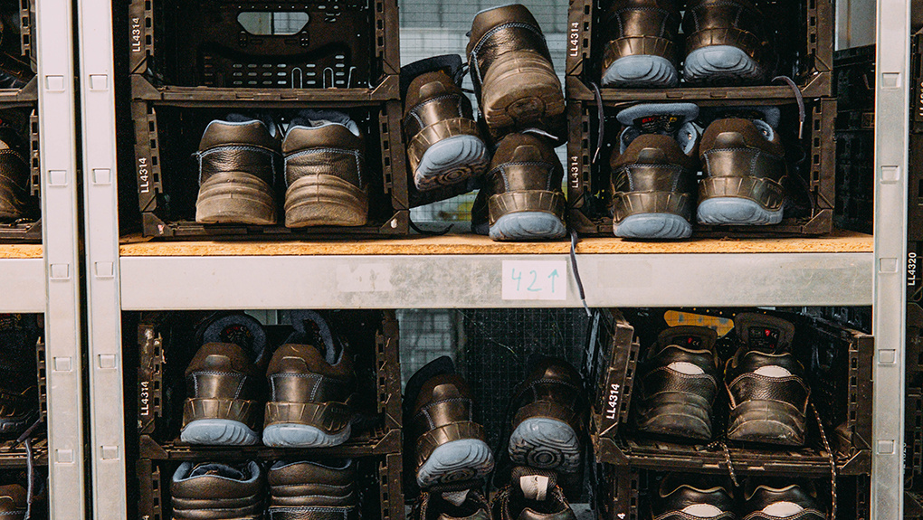Стеллажи со специальной обувью