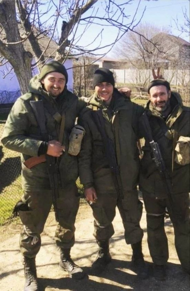    Игорь Кауров (в центре) вместе с сослуживцами