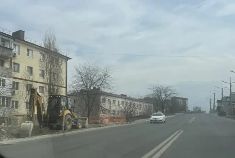 Не прошло и года! Яму на Видова начали засыпать