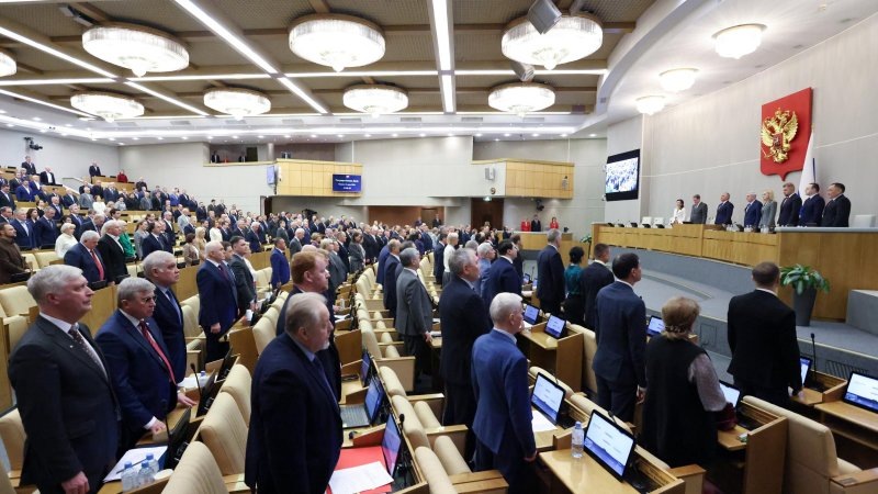   Депутаты почтили памяти Юрия Николаевича Швыткина минутой молчания. Фото: duma.gov.ru.