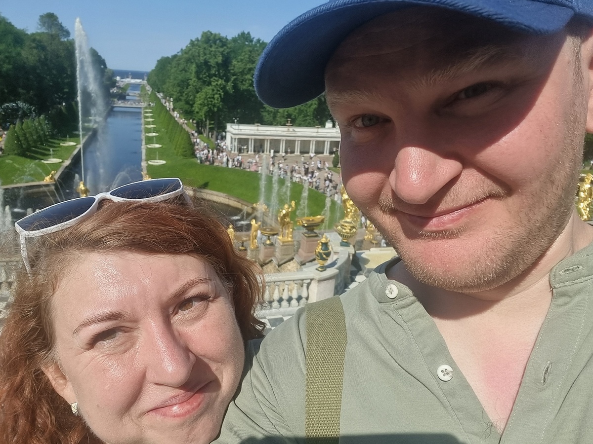 Мы с мужем в прошлом году в Петергофе. Май 2025