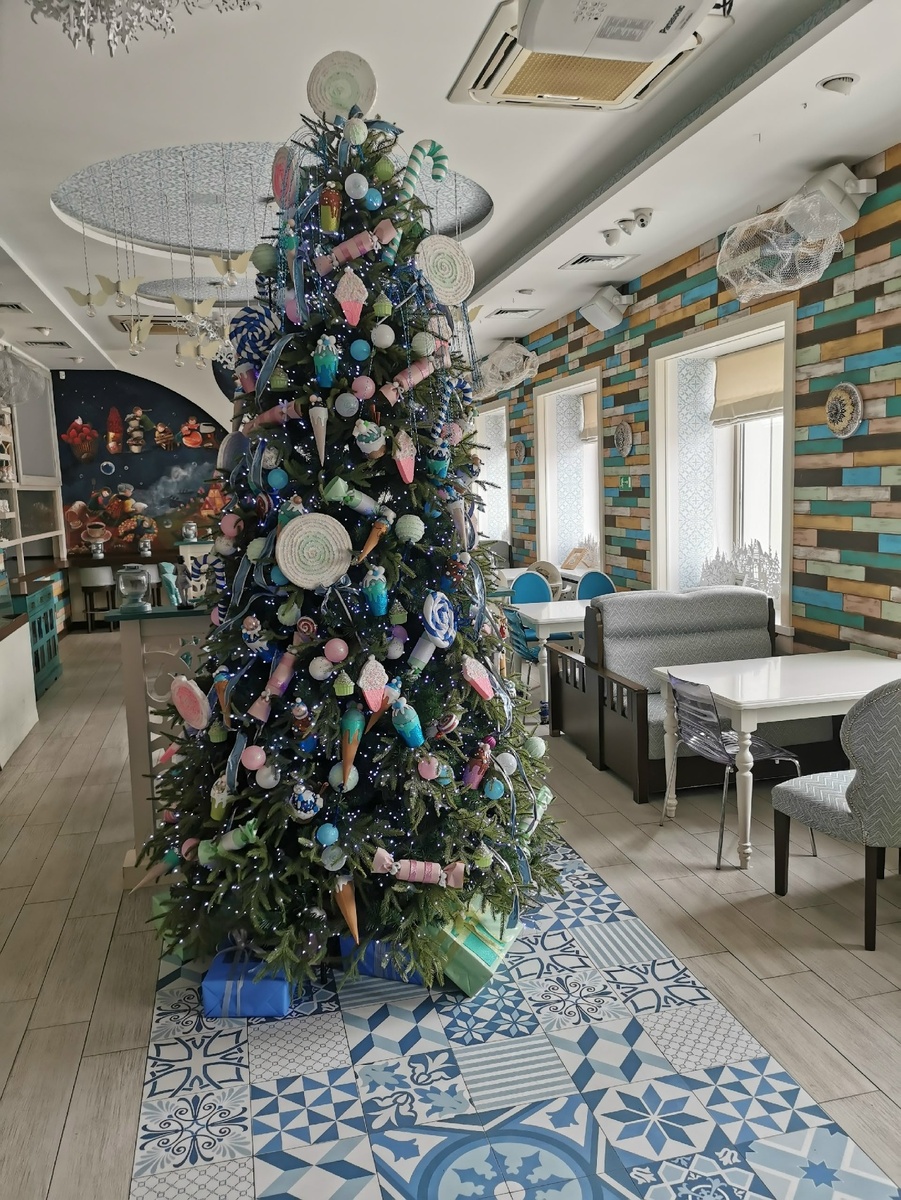 там в кафе круглый год наряжена ёлка для ощущения праздника зимы