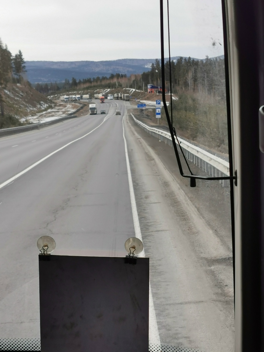 кусочек Култукского тракта (тут, конечно, ещё не красота, и не горный серпантин, но и слава Богу... туда я без пакета и драмины не суюсь... и с туристами я туда вообще не езжу - что за гид, который носом в пакет суётся?)