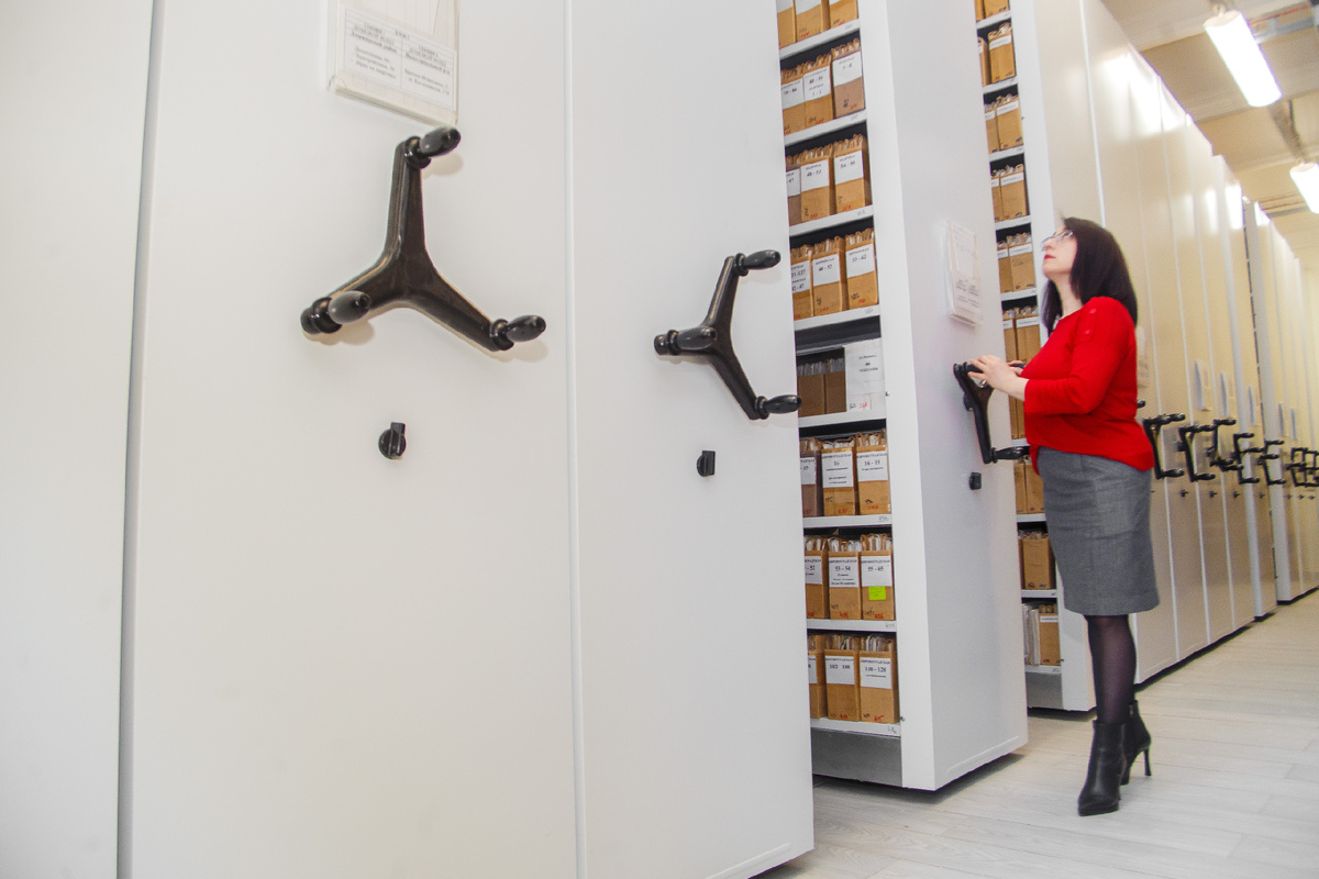 Передвижные стеллажи с трехлучевым штурвалом