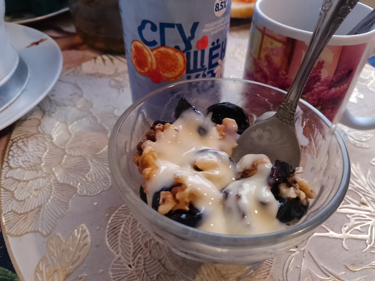 Фото автора, советский десерт с черносливом, грецкими орехами  и сгущенкой