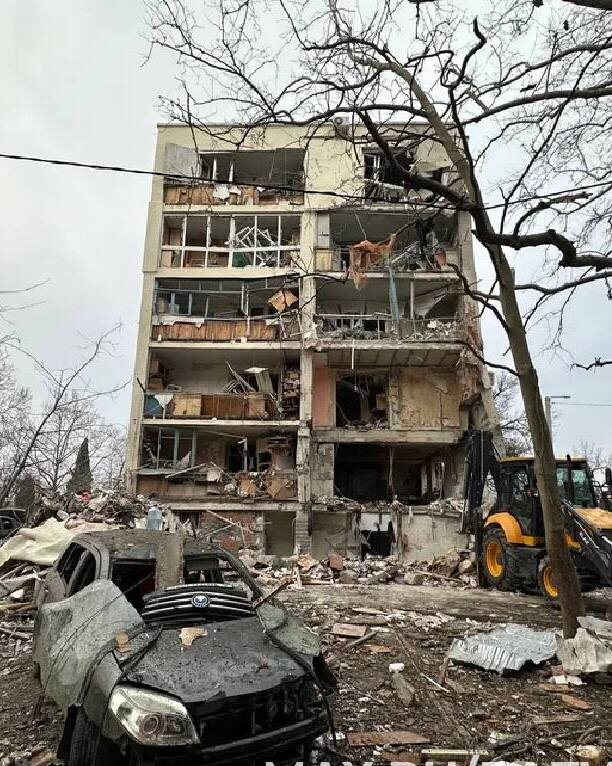     Жилой дом после взрыва. Севастополь    
Telegram-канал Михаила Развожаева