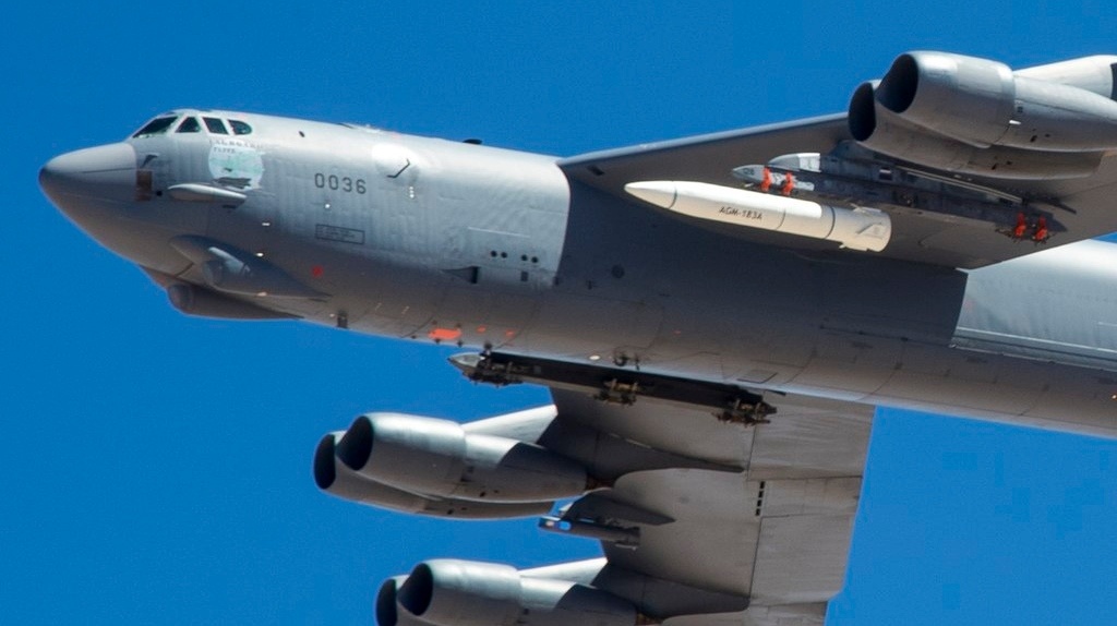     Бомбардировщик B-52 с прототипом ракеты AGM-183A на испытаниях   
(cc) U.S. Air Force / Christopher Okula