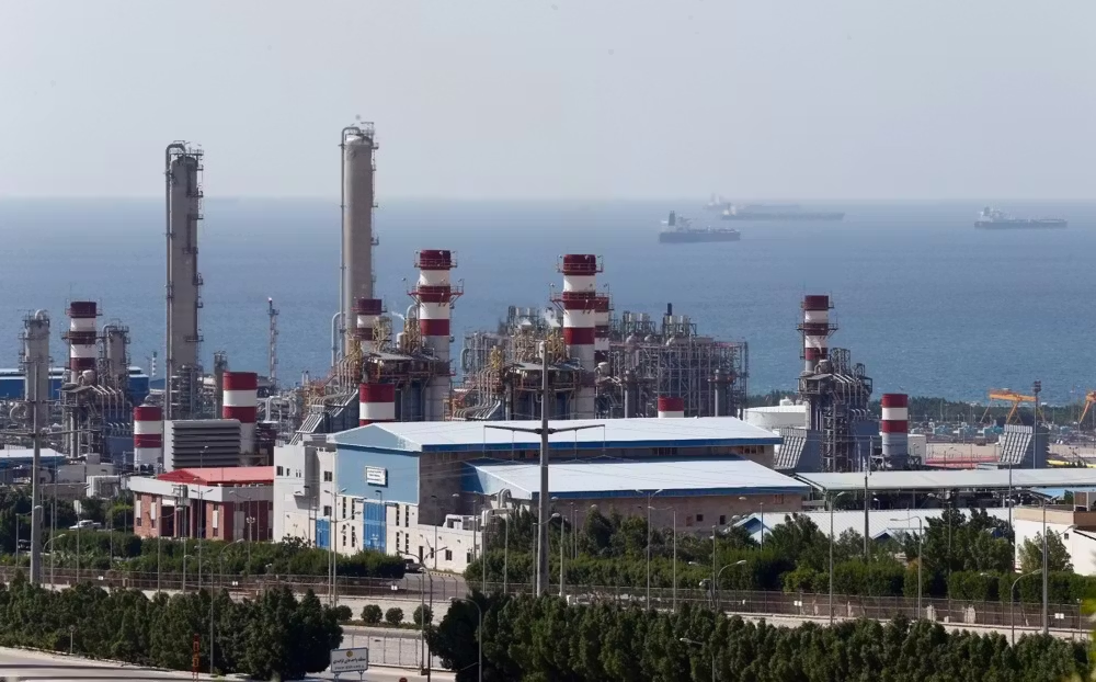 Иранское газовое месторождение Южный Парс отделено от катарского месторождения Северный лишь морской границей в Персидском заливе. EPA/ABEDIN TAHERKENAREH