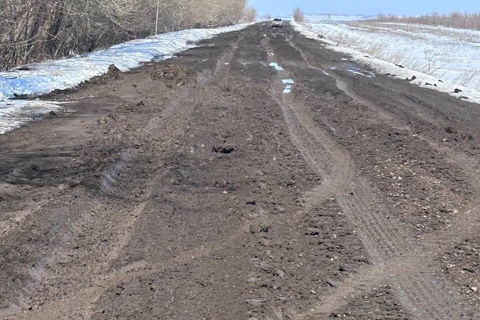    «Скорая помощь не может доехать, а общественного транспорта нет»: Жители Тоцкого района просят отремонтировать дорогу