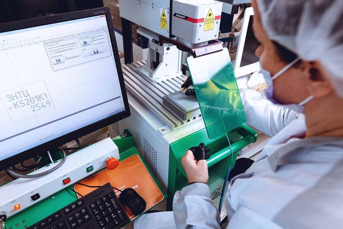 Производство полного цикла высоковольтной и СВЧ-электроники на основе нитрида галлия на кремнии — ключевого материала для микросхем нового поколения позволяет создавать более компактные, мощные и энергоэффективные устройства, которые используются в источниках питания, зарядных станциях, базовых станциях 5G и электротранспорте. Источник: Официальный сайт ОЭЗ «Технополис Москва».