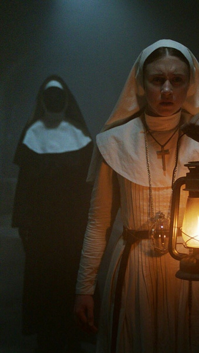 Кадр из фильма ужасов «Проклятие монахини» (The Nun, 2018) режиссёра Корина Харди — спин-оффа фильма «Заклятие 2».