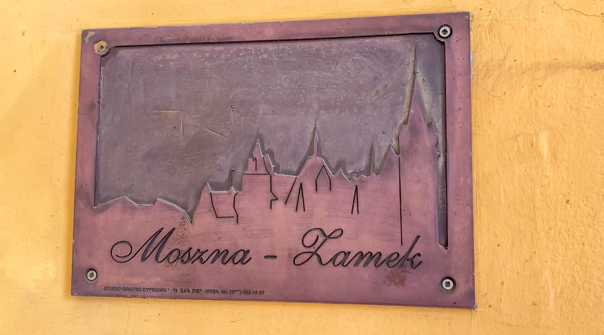 «Moszna – Zamek. Маленькая деталь, с которой начинается большое путешествие в архитектурное безумие».
