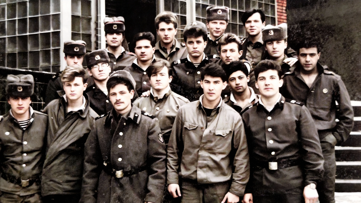 Фото автора . Парни на фото призыв весна 89, лестница в казарму. Изображение улучшено и раскрашено с помощью нейросети 