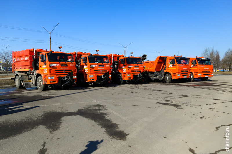    Спецавтомобили выставили у "Окея". Это три комбинированные дорожные машины и два подметально-уборочных прицепа к самосвалу "Бродвей".