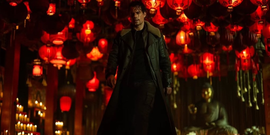 На новых видео со съемок «Горца» Генри Кавилл засветился со шрамом и в плаще