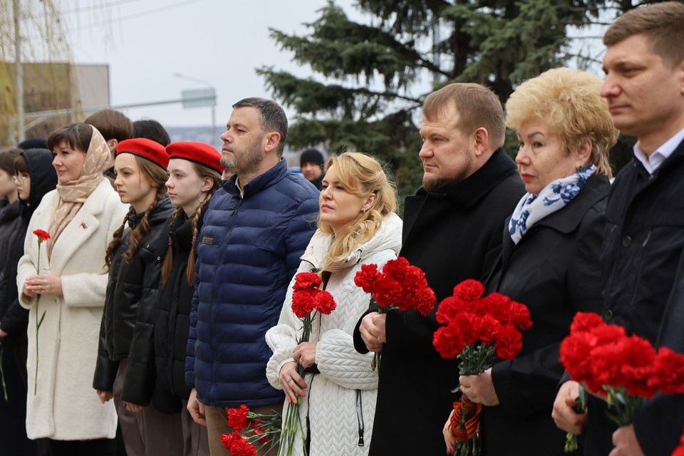    В Луганске открыли мемориальную доску в честь Героя России Владимира Зозулина Валерия РАЗИНА