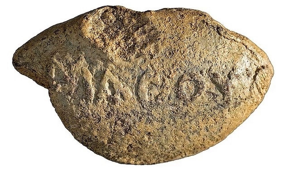     2000-летняя пуля для пращи с мрачно-насмешливым посланием врагу - "Усвой урок". / Фото: dailymail.co.uk