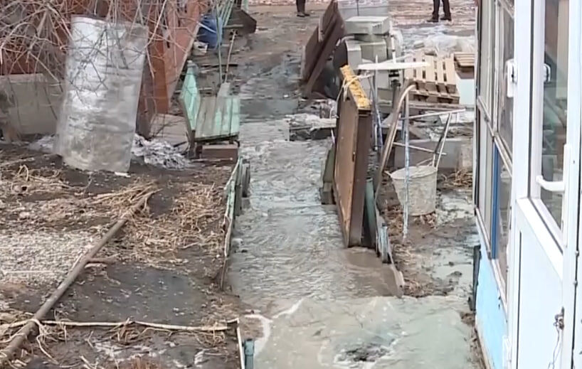     Талые воды хлынули в частный сектор красноярских Черемушек