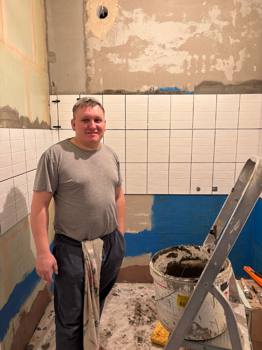 Корчит рожицы мне )))