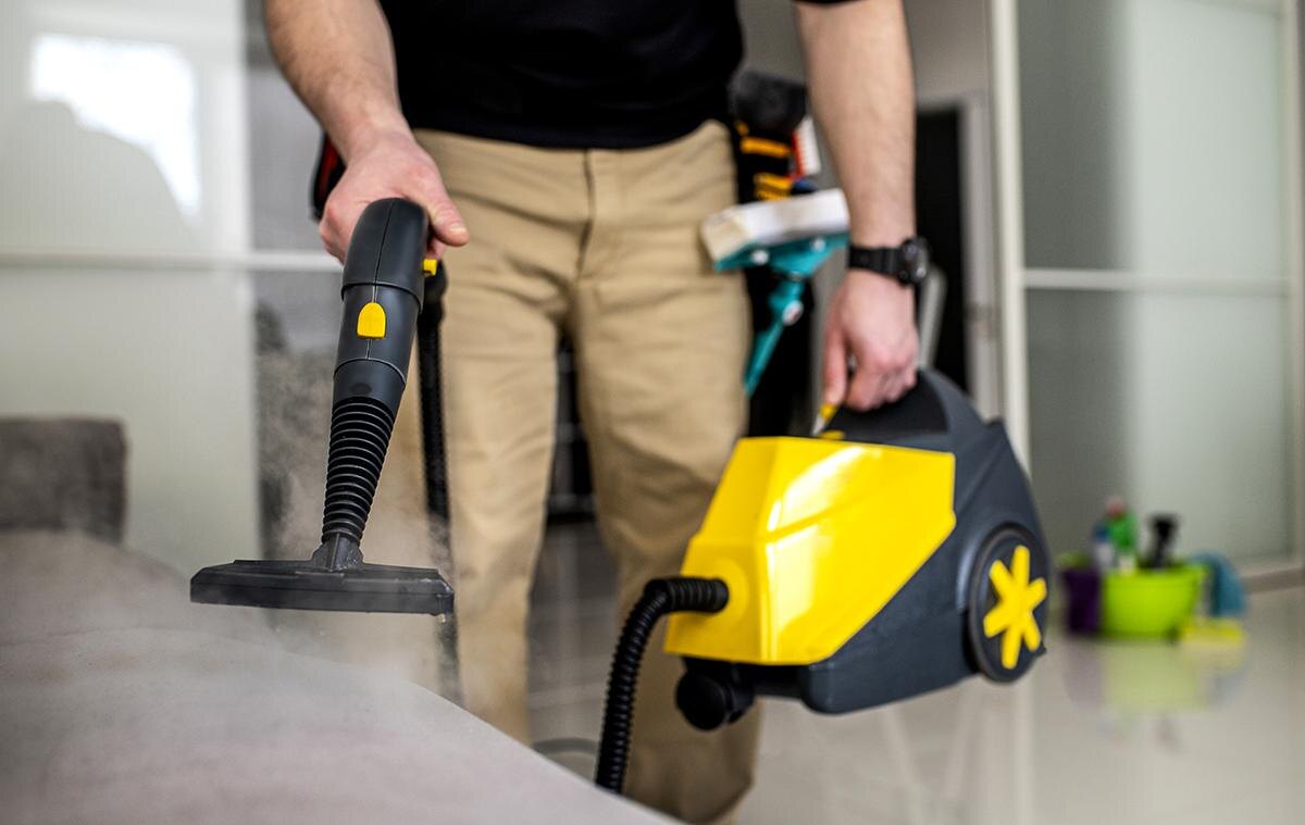 Freepik.com📷Кроме уборки в доме пароочиститель также подходит для разглаживания одежды