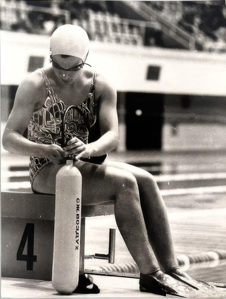 80-е гг. Ленинград. Подводное плавание. Подготовка к старту спортсменки