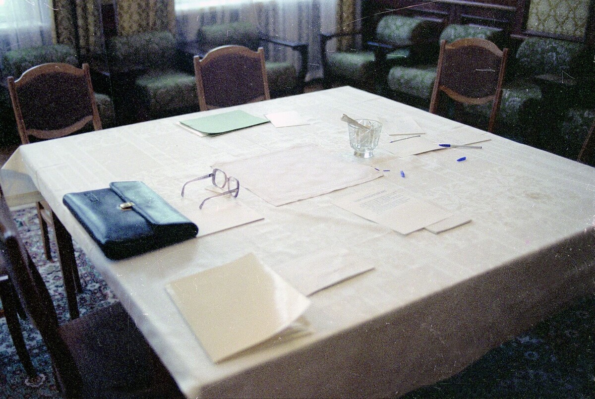 За этим столом в зале на первом этаже хрущевской резиденции в Вискулях руководители трех советских республик решили судьбу СССР. Фото: Юрий Иванов