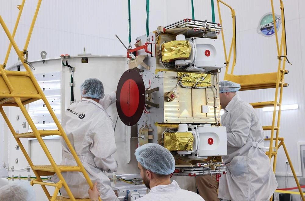 Подготовка аппарата «Рассвет-2» к запуску