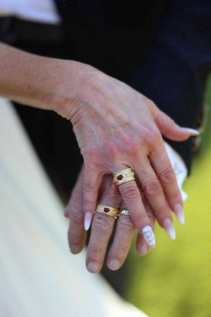 Элис и его жена Шерил показали свои обручальные кольца. Фото: Сьюзан Стриплинг