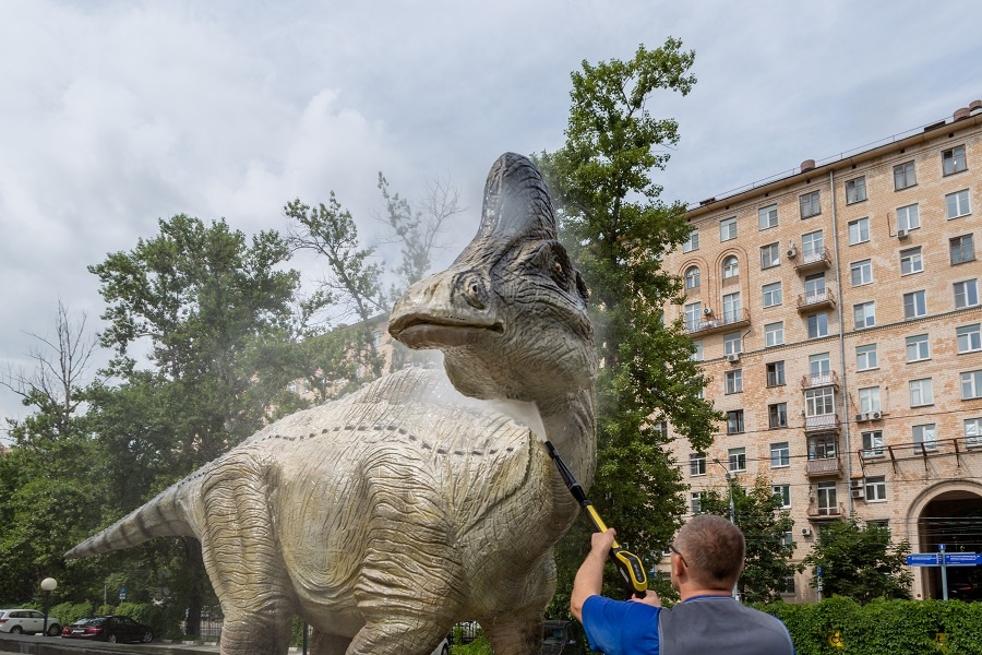 Мытье динозавров - важная часть весенней генеральной уборко в Дарвиновском музее