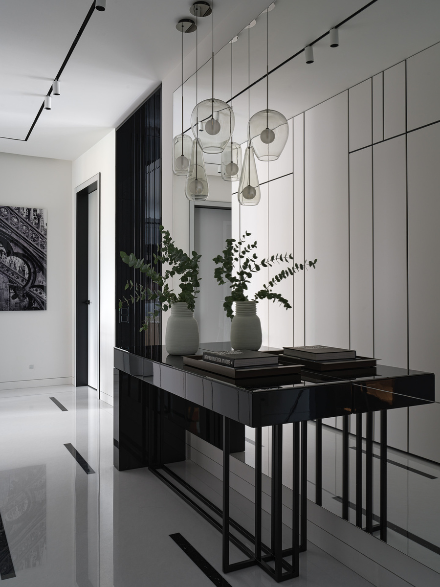 Большое зеркало во всю стену в прихожей.