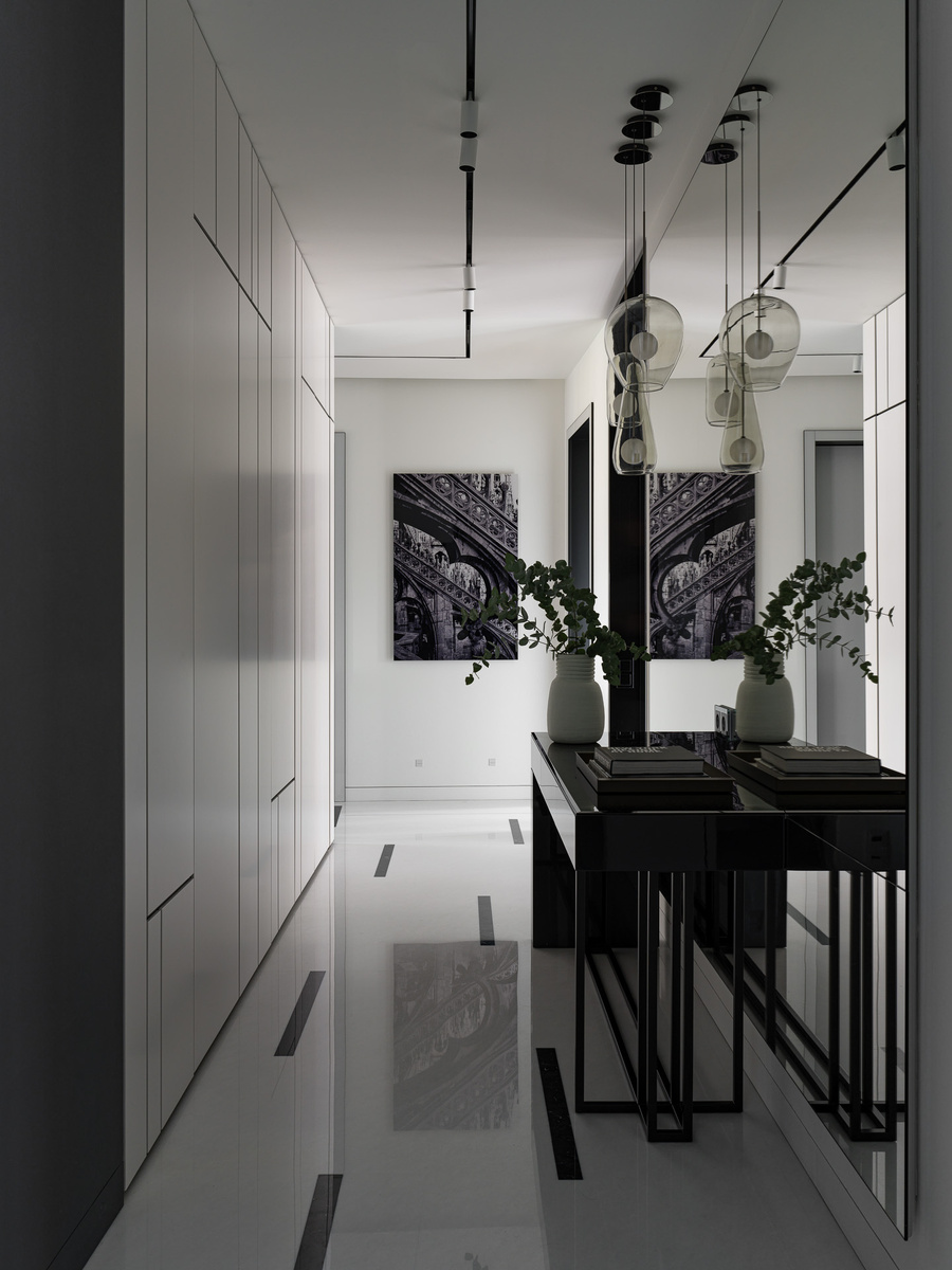 Большое зеркало во всю стену в прихожей.